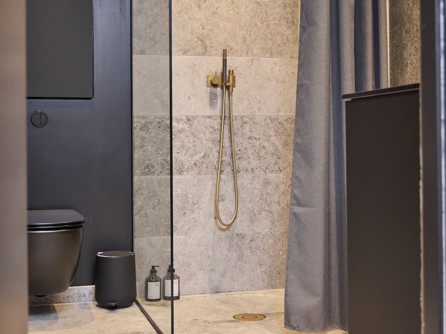 Design Apartment | Bathroom | Shower, free toiletries, hair dryer, towels