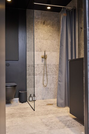 Design-lejlighed | Badeværelse | Bruser, gratis toiletartikler, hårtørrer, håndklæder