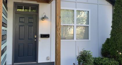 King bed and 4 twins in a 3 BR 2.5 bath Sleeps 6-8 Heart of Downtown Raleigh