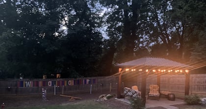 King bed and 4 twins in a 3 BR 2.5 bath Sleeps 6-8 Heart of Downtown Raleigh