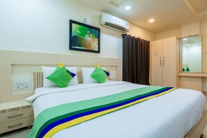 Kamar Standar | Brankas, meja kerja, kedap suara, dan seprai linen