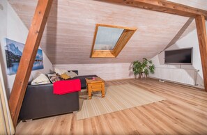 Smart-TV, Kamin, Bücher