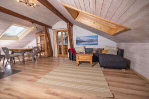 Smart-TV, Kamin, Bücher