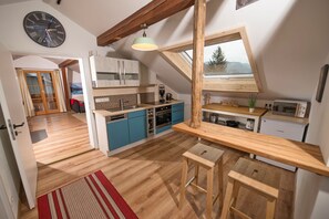 Fridge, oven, stovetop, dishwasher - Neu Renovierte Ferienwohnung in Zentraler Ruhiger Lage (Lenggries)