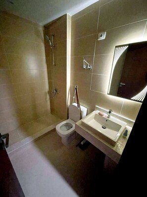 Apartment, 2 Bedrooms, Balcony, Garden View | Bathroom
