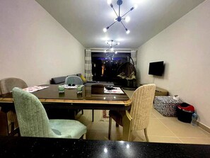 Leilighet, 2 soverom, balkong, hageutsikt | Oppholdsrom