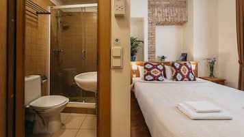 Douche, sèche-cheveux, serviettes fournies, savon