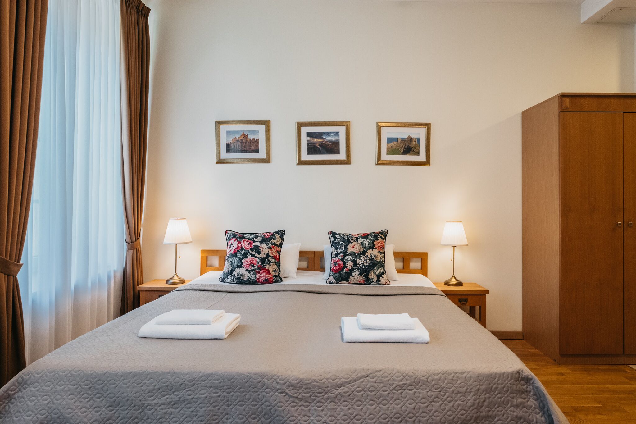 Safe på rommet, skrivebord for bærbar PC, wi-fi (inkludert) og sengetøy