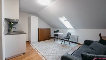 Lägenhet Deluxe | Värdeförvaringsskåp på rummet, arbetsyta för laptop och gratis wi-fi