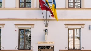 Un edificio con un letrero que dice "APARTMENTAI" sobre la entrada.