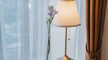 Un escritorio de madera con una lámpara, un florero con flores y un libro titulado 'PASSION'.