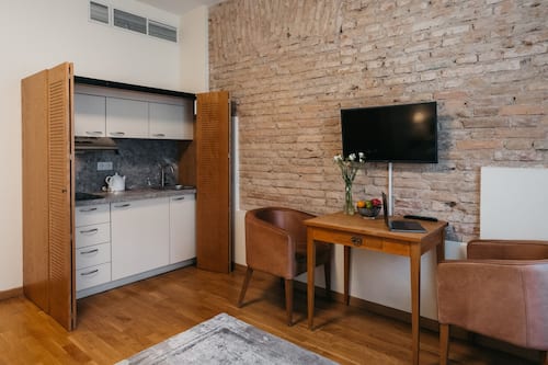 Standard Studio Suite | Private kitchen | Mini-fridge, coffee/tea maker, electric kettle, highchair
