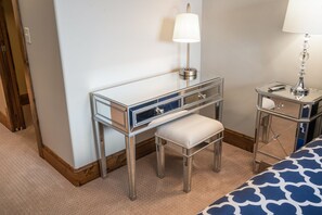 2 Schlafzimmer, Schreibtisch, Bügeleisen/Bügelbrett, Reisekinderbett