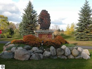 Property grounds - Cozy & Private 2 Bedroom / Chief Golf Cottages Lower Condo - Spectacular Views! (Bellaire)