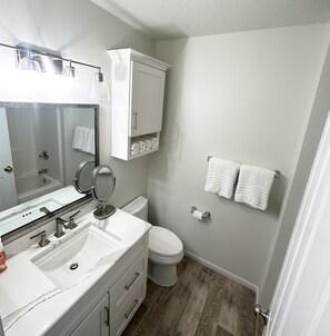 Dutxa, assecador de cabells, tovalloles i sabó