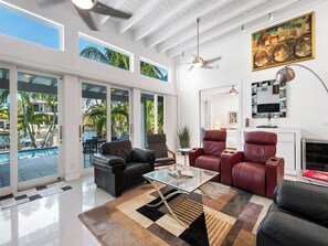 Smart TV, books, stereo, offices