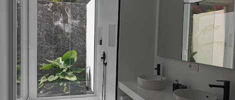 Shower, jetted bath, hair dryer, towels