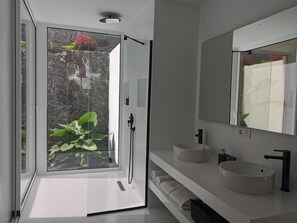 Regadera, tina de hidromasaje, secadora de cabello, toallas 