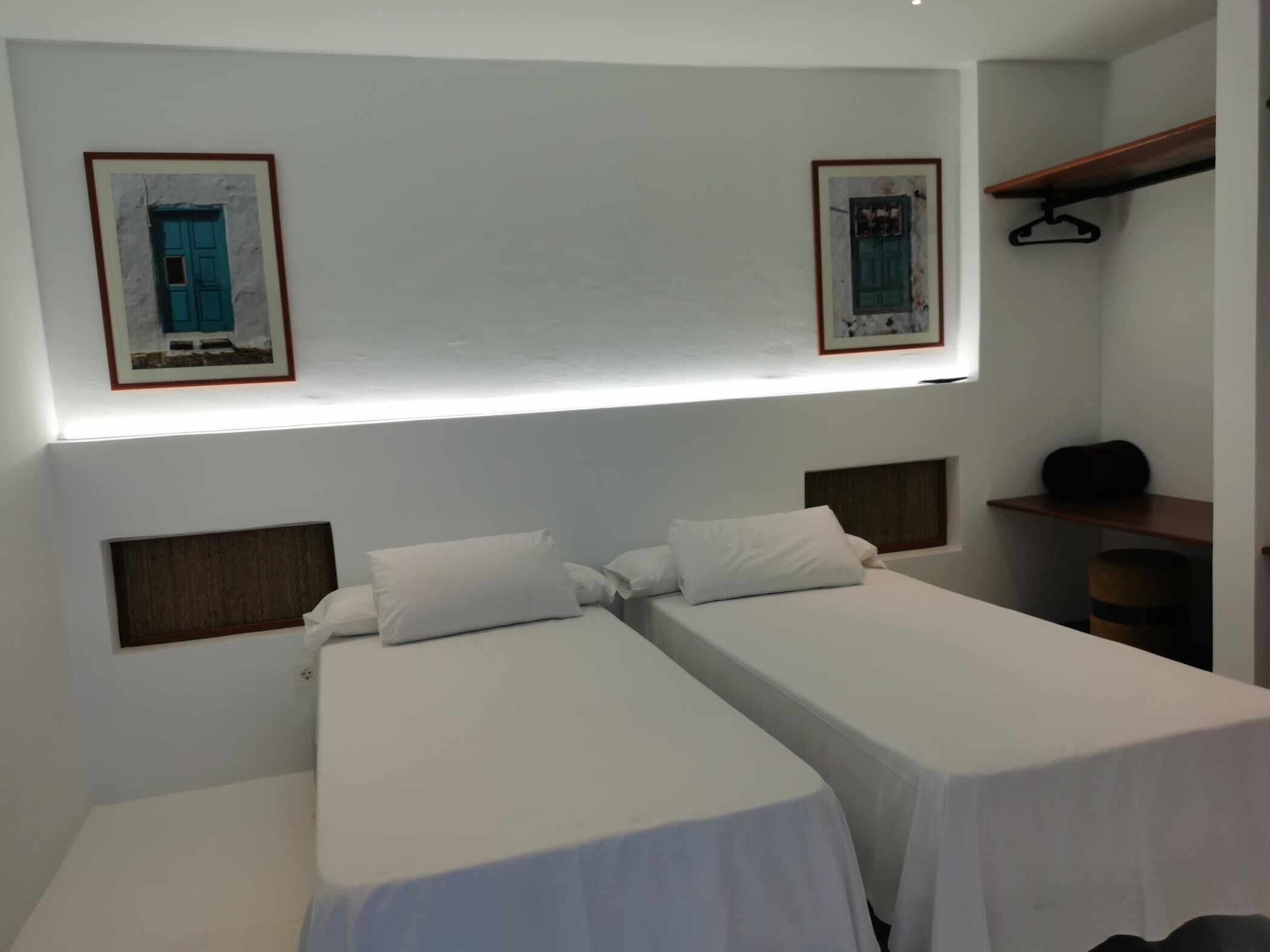 2 habitaciones, tabla de planchar con plancha, wifi y ropa de cama 
