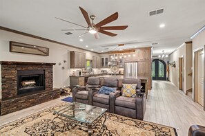 Smart TV, fireplace - Luxury Cabin, 500’ Lake Front, 3 acre property on Lake Bob Sandlin! (Pittsburg)