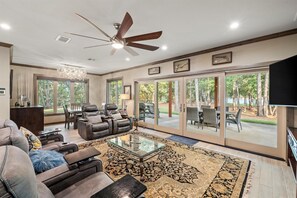 Smart TV, fireplace - Luxury Cabin, 500’ Lake Front, 3 acre property on Lake Bob Sandlin! (Pittsburg)