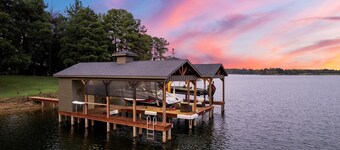 Luxury Cabin, 500’ Lake Front, 3 acre property on Lake Bob Sandlin!