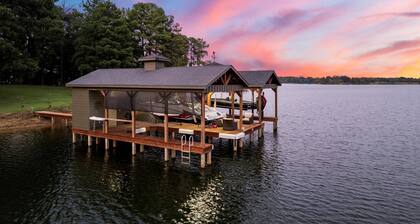 Luxury Cabin, 500’ Lake Front, 3 acre property on Lake Bob Sandlin!
