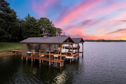 Luxury Cabin, 500’ Lake Front, 3 acre property on Lake Bob Sandlin!