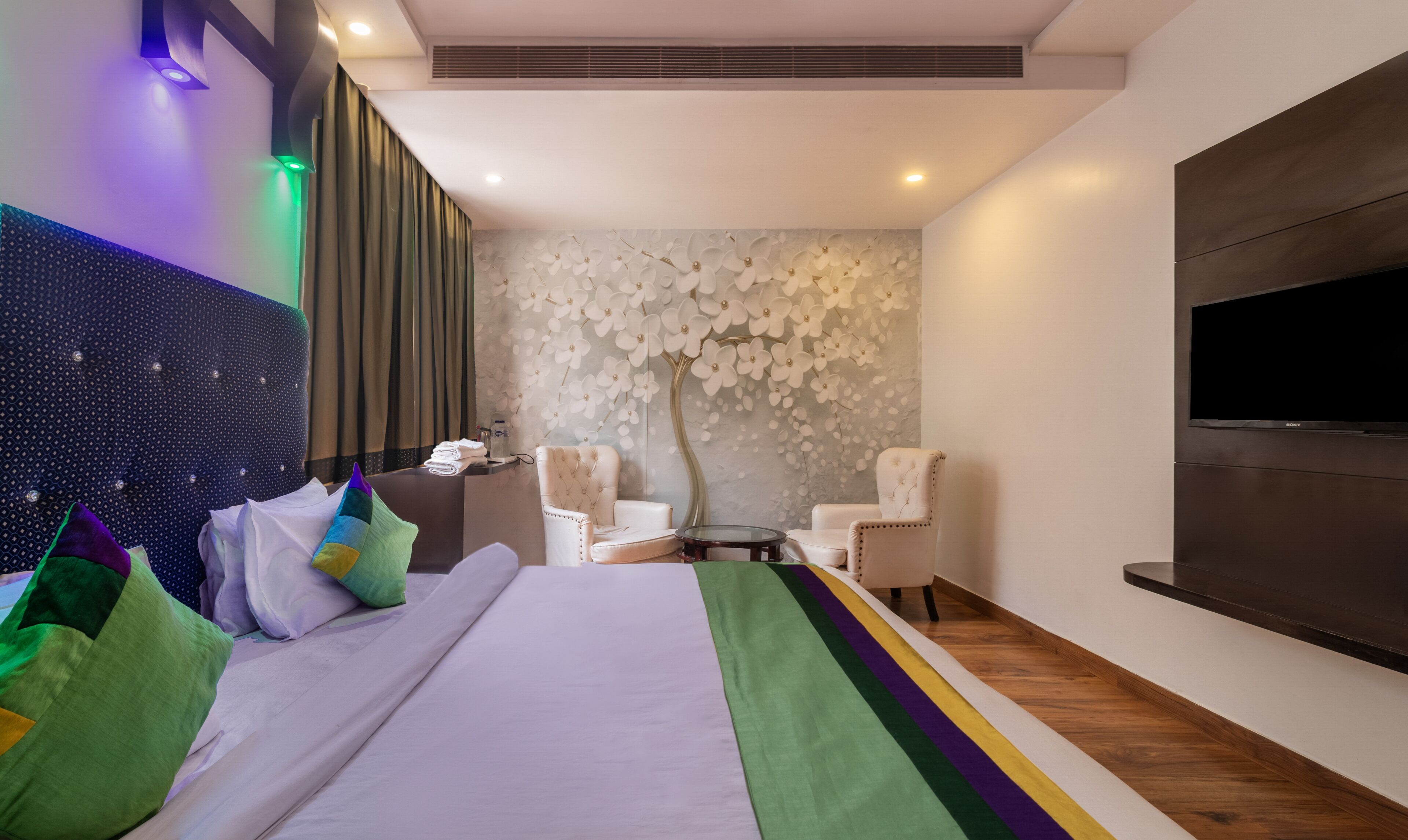 خزنة داخل الغرفة ومكتب وملاءات أسرّة