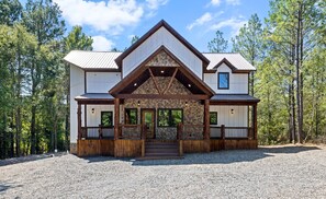 Exterior - Stress Free Retreat close to BB Lake and Beavers Bend in Hochatown Ok. (Broken Bow)