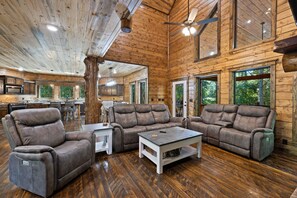 Smart TV, fireplace, video games - Stress Free Retreat close to BB Lake and Beavers Bend in Hochatown Ok. (Broken Bow)