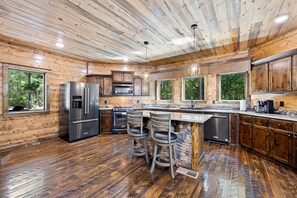 Fridge, microwave, oven, stovetop - Stress Free Retreat close to BB Lake and Beavers Bend in Hochatown Ok. (Broken Bow)