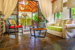 Smart TV, books, music library - Experience the Pure Life in the Private Jungle Paradise of Ojochal  (Provincia de Puntarenas)