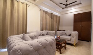 Dobbeltrom – premium, balkong | Safe på rommet, skrivebord, strykejern/-brett og sengetøy