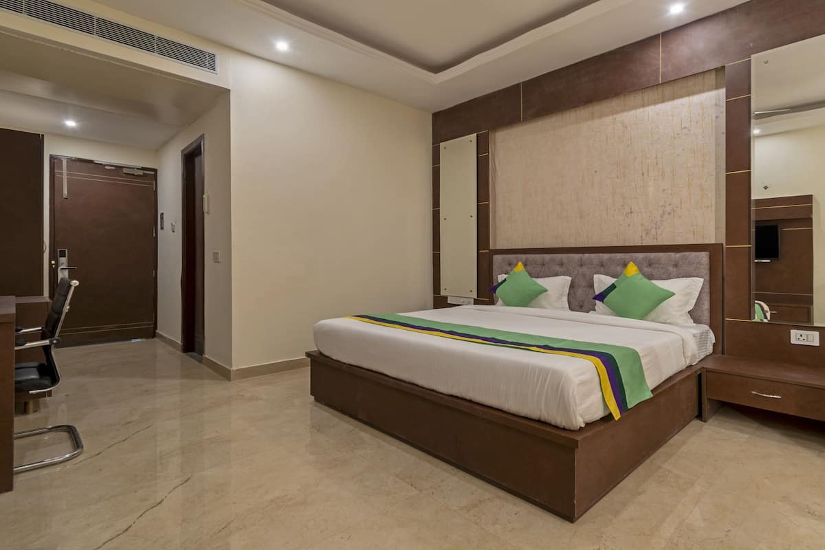 Standard Double Room, Non Smoking | In-room safe, desk, iron/ironing board, bed sheets