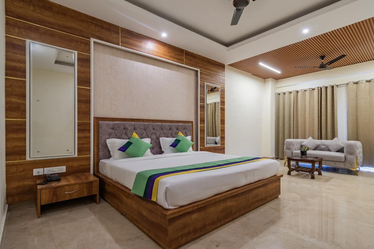 Deluxe Double Room, Balcony | In-room safe, desk, iron/ironing board, bed sheets