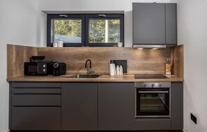 Kjøleskap, ovn, kokeplater og oppvaskmaskin