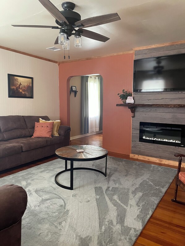 Smart TV, chimenea, libros y estéreo 