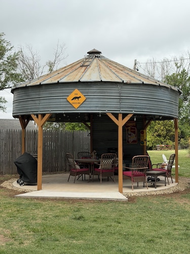 Cozy up at Foxtrot Inn! 
Immaculate! Outdoor Grain Bin BBQ area! Dog friendly! 