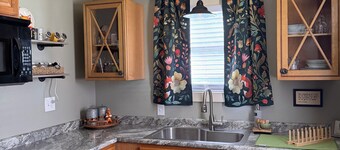 Cozy up at Foxtrot Inn! 
Immaculate! Outdoor Grain Bin BBQ area! Dog friendly! 