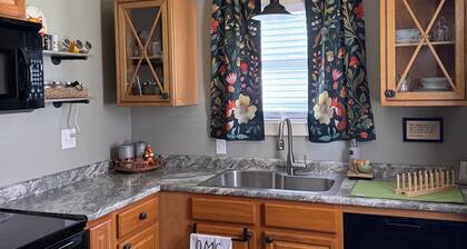 Cozy up at Foxtrot Inn!
Immaculate! Outdoor Grain Bin BBQ area! Dog friendly!