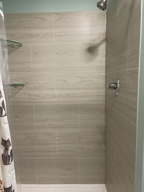 シャワー、環境にやさしいバスアメニティ、ヘアドライヤー、タオル