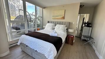 2 bedrooms, desk, iron/ironing board, WiFi