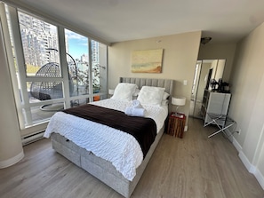 2 bedrooms, desk, iron/ironing board, WiFi - Penthouse with Large Deck on Seawall / Beach w/ Views (Vancouver)
