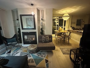 Smart TV, fireplace - Penthouse with Large Deck on Seawall / Beach w/ Views (Vancouver)