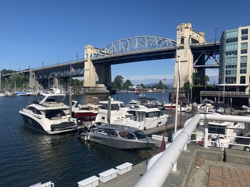 Penthouse with Large Deck on Seawall / Beach w/ Views