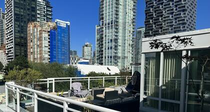 Penthouse with Large Deck on Seawall / Beach w/ Views