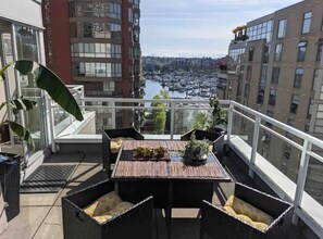 Outdoor dining - Penthouse with Large Deck on Seawall / Beach w/ Views (Vancouver)