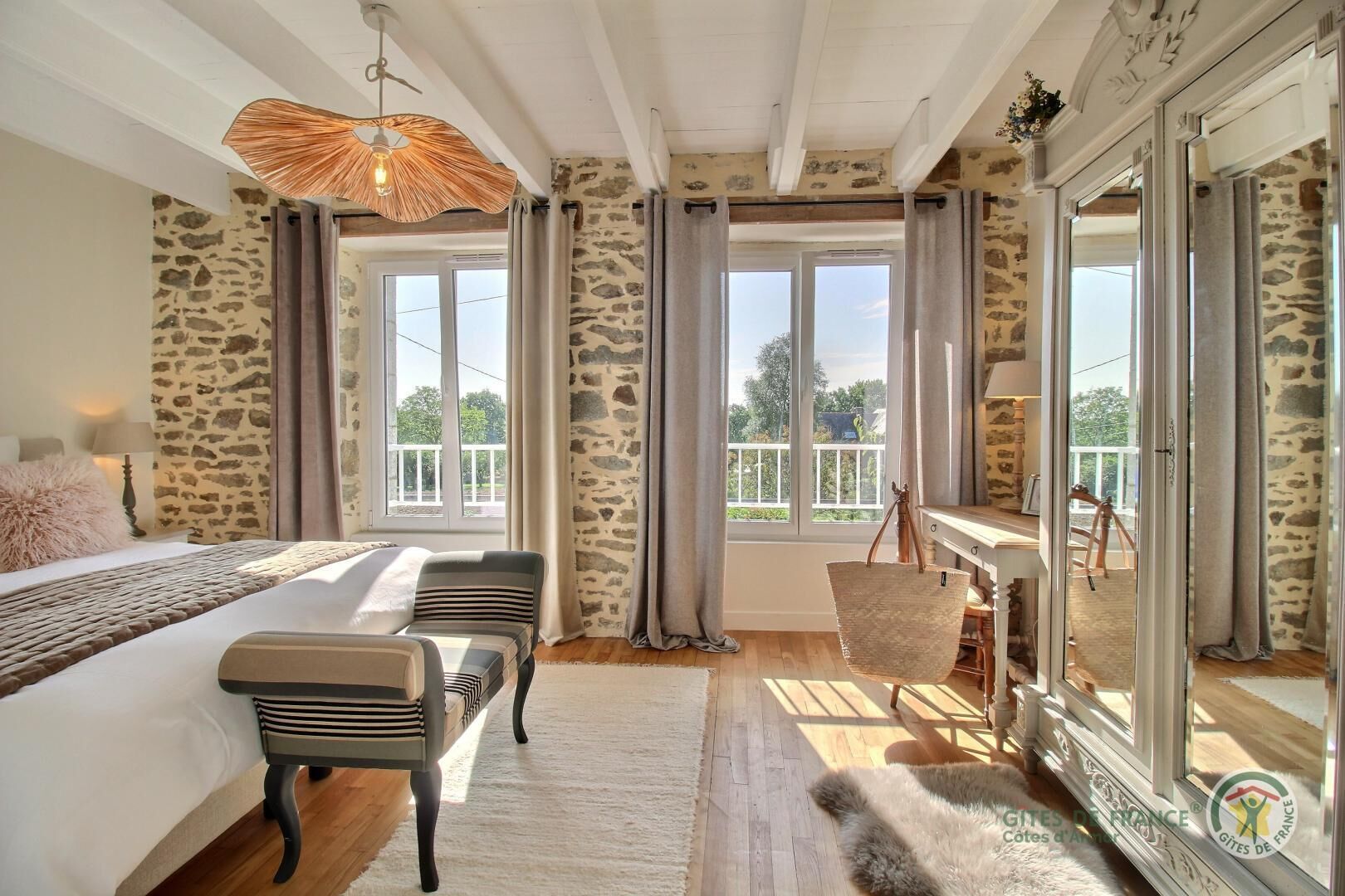 3 slaapkamers, een strijkplank/strijkijzer, gratis wifi, beddengoed