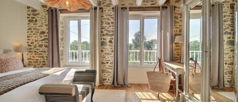 3 slaapkamers, een strijkplank/strijkijzer, gratis wifi, beddengoed